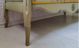 Тумба под накладную раковину на резных ножках.