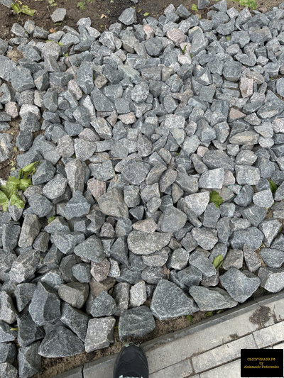 серый гранитный щебень