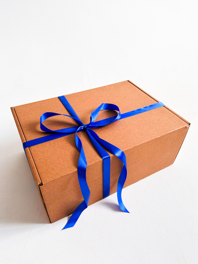 Огромная подарочная коробка GILEV 52x38x22 см с наполнителем и синей лентой