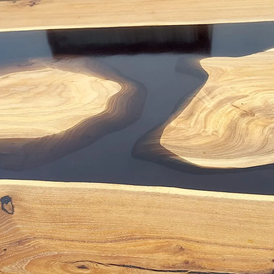 Стол из карагача с двумя реками черного цвета. Работа spilcenter.com