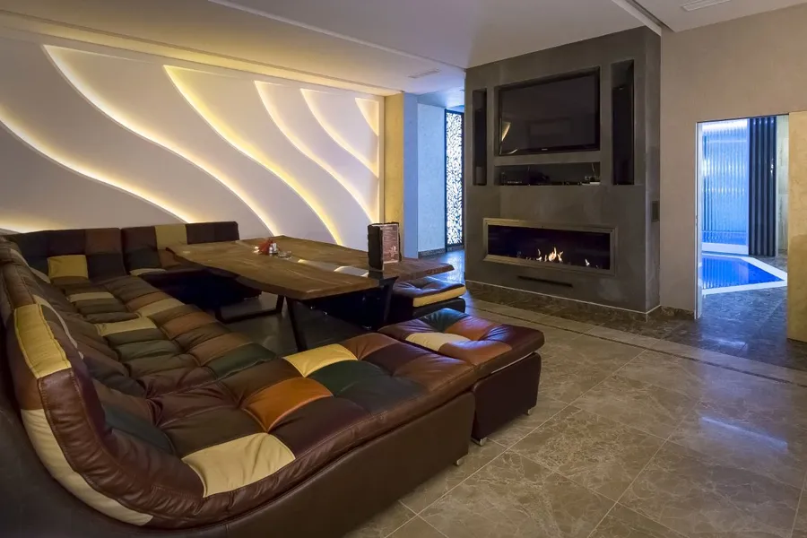 Подсветка теплая белая. В этом интерьере теплый белый уместнее холодного, так как он способствует расслаблению.