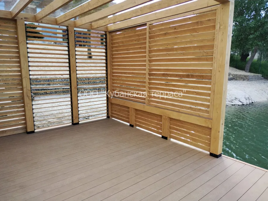Деревянная пергола с раздвижными окнами, дверью, поворотными жалюзи и пирс из ДПК.