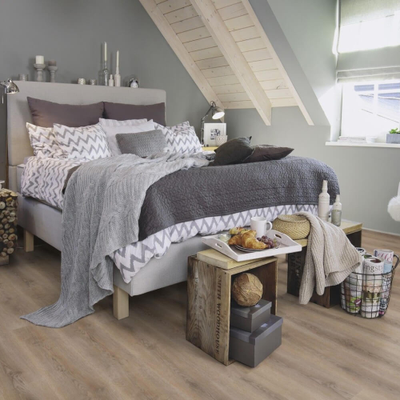 Виниловый пол Wineo 600 Wood SmoothPlace RLC185W6 в интерьере комнаты