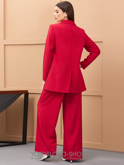 Костюм  брючный красного цвета выполнен из текстильной ткани костюмно-плательной группы