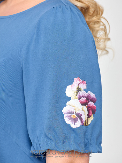 Летнее сине- голубое платье А-силуэта с воланом