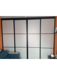 подвесная в черном профиле и безопасное белое стекло