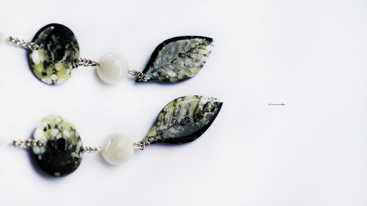 Длинные нарядные серьги с перламутровыми бусинами в стиле лесного бохо-шика. Legenda Vincento