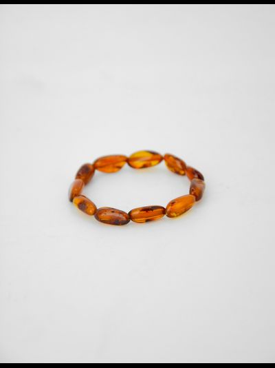 Детский браслет на резинке из обработанного янтаря