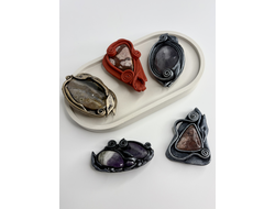 Броши из натуральных камней и кожи