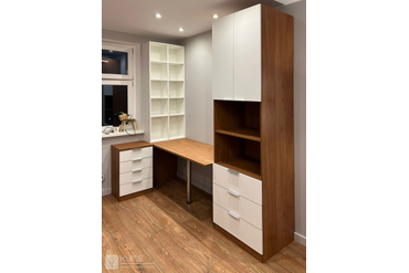 079 Рабочая зона. Фасады: ЛДСП Egger H3398 ST12 Дуб Кендал коньяк + ЛДСП Egger W1000 ST9 Белый Премиум