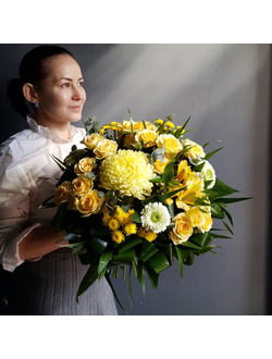 БУКЕТ В ЖЕЛТОЙ ГАММЕ С ХРИЗАНТЕМАМИ, РОЗАМИ, ГЕРБЕРАМИ , АЛЬСТРОМЕРИЕЙ И ЗЕЛЕНЬЮ - (АРТ. C37)