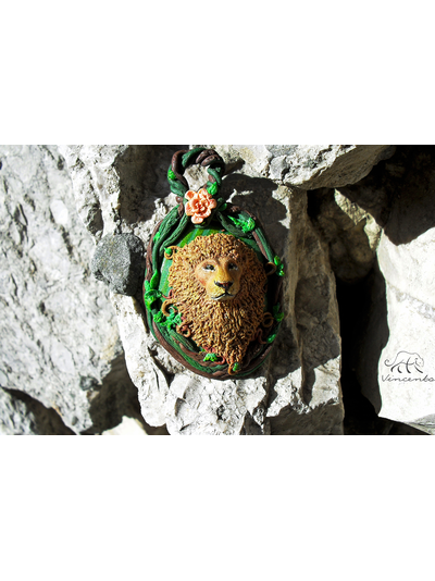 Лев Аслан. Кулон из полимерной глины по мотивам книги "Хроники Нарнии". Миниатюра из полимерной глины