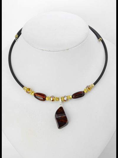 Колье на пружине с янтарем с бижутерией