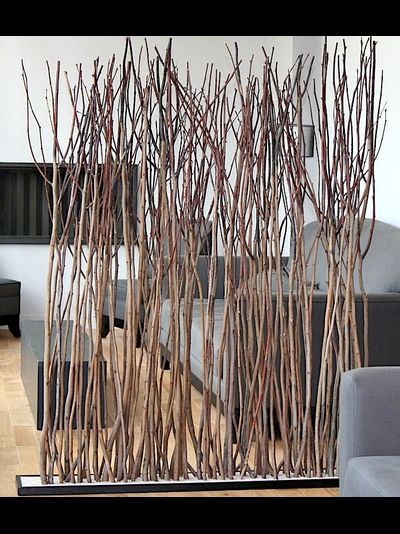 перегородка из стволов дерева