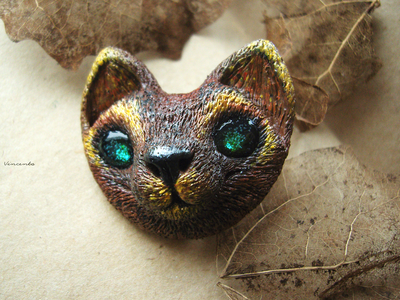 Необычная брошь "Кот-иллюзионист" (миниатюра, 4 см; авангардный стиль)