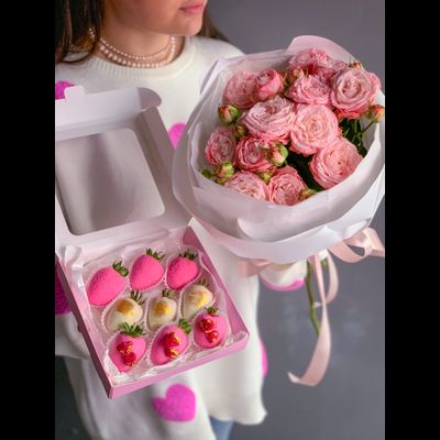 Бежевые пионовидные розы с клубникой в шоколаде