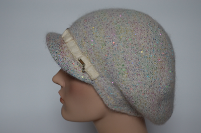 Белая кепка вязаная с разноцветными пайетками Vizio Италия 6997 W