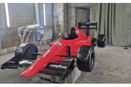 Болид Формулы-1. Бутафория из стеклопластика