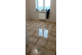 Прямая укладка клитки из керамогранита. Укладка плитки на полы в кухне и коридоре.