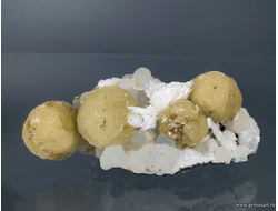 Стильбит, морденит, пренит. Индия. 60*38*24мм