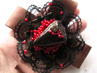 Шоколадный тортик. Брошь в виде кусочка шоколадного торта с ягодами