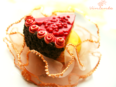 Ягодный тортик. Брошь в виде шоколадного тортика с ягодной начинкой из полимерной глины