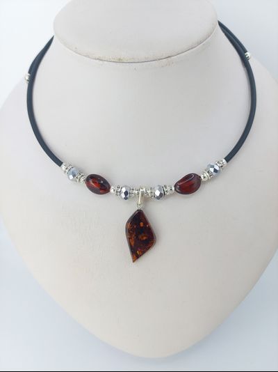 Колье на пружине с янтарем и бижутерией в ассортименте