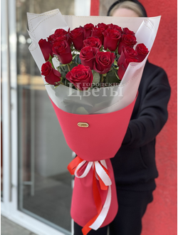 букет из 25 красных роз фридом