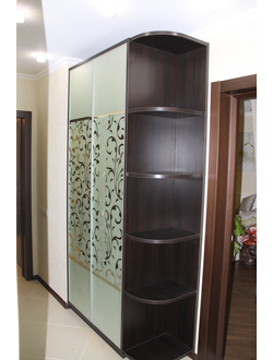 Шкаф с угловыми полками