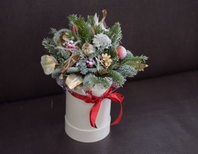 Новогодняя композиция в шляпной коробке