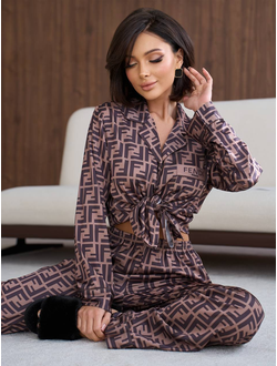 Пижама в стиле известного бренда с логотипом коричневая