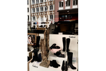 Декор витрины обувного магазина, Мюнхен, Германия.