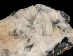 Церуссит, кристаллы на породе, Марокко (51*40*23 мм, 106 г) №28836