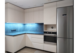 Делимся реализованным  проектом кухни. 
В проекте были использованы фасады  в пленке ПВХ  Велюр Макадамия коллекции Integra «Детройт» и Standart. Фасады этих коллекций имеют идеальное соотношение цены и качества.