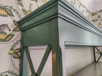 Стеллаж высокий на тумбе с боковыми перекрестиями.