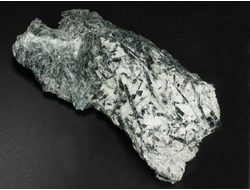 Актинолит в белом тальке, необработанный, дикий образец, Россия, Северный Кавказ, КЧР (90*48*22 мм, 102 г) №37770