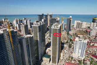 Продаётся просторная угловая квартира на высоком этаже в ЖК Black Sea Towers, блок "Б"