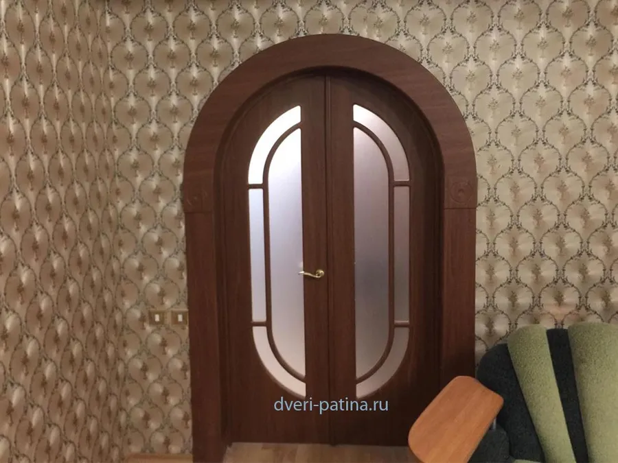 Двойная арочная дверь ,на заказ,с широким наличником