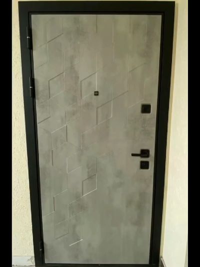 ЙОШКАР-ОЛА. АНТАРЕС. СТАЛЬ 2 мм. МАНЧЕСТЕР (ТРЕХКОНТУРНАЯ). БЕТОН СВЕТЛЫЙ/ БЕЛЫЙ МАТОВЫЙ с ЧЕРНЫМ МОЛДИНГОМ. ПОВЫШЕННАЯ ТЕПЛО- И ЗВУКОИЗОЛЯЦИЯ.