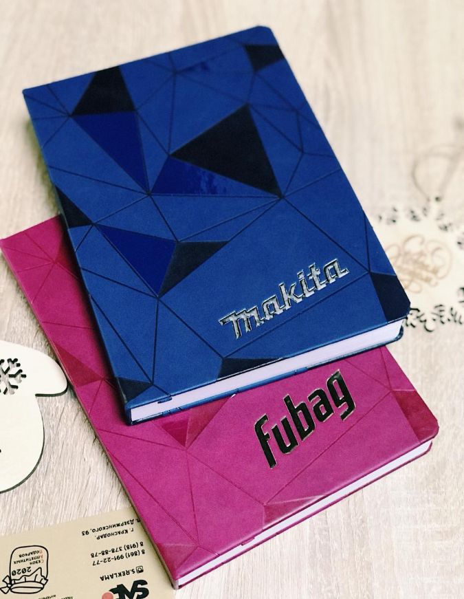 Тиснение логотипа фольгой под наклоном