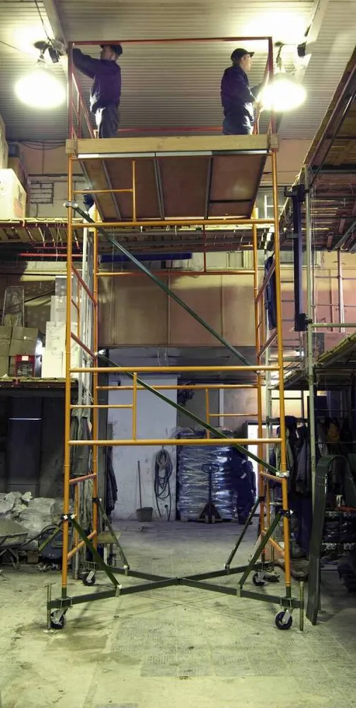 Вышка-тура удобна для работы на высоких потолках. Для размещения проводки и установки световых приборов.