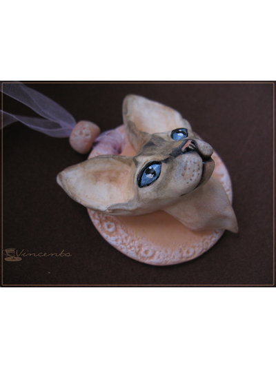 Катря - кошечка сфинкс. Авторская подвеска в виде кошки из полимерной глины