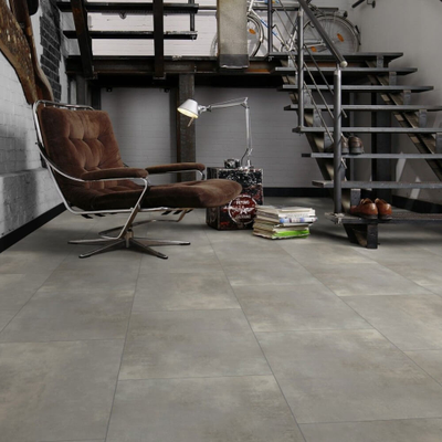 Виниловый пол Wineo 600 stone XL CamdenFactory DB202W6 в интерьере гостиной