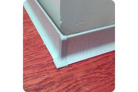 Фото готового решения с плинтусом ПЛ 40, подчёркивающим уникальный дизайн интерьера.