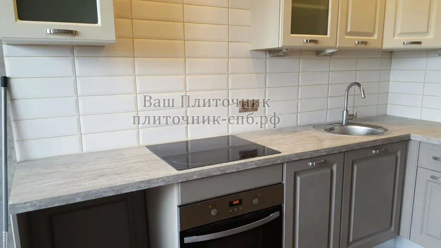 Укладка белого кабанчика на кухонный фартук