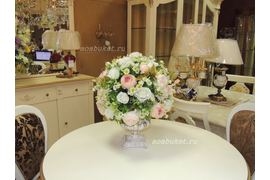 Композиция из искусственных цветов для интерьера из цветов прекрасного качества в классическом стиле на столе №34