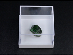 Турмалин зелёный (верделит, хромтурмалин) в пластиковом боксе, Танзания (10*8*7 мм, 0,87 г) №23478