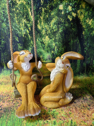 ЗАЙЧИХА МОДНИЦА  НА КАЧЕЛЯХ 28*18см   1,4кг   полистоун Россия 1649-012134   Заяц считается символом живительной силы, плодородия и жизненной энергии.