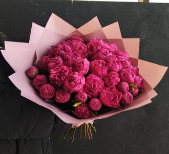 Букет из розовых пионов, ярко-розовые пионы купить, 35 пионов купить в Москве, купить букет пионов