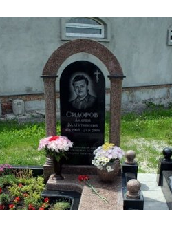 На фото круглый памятник на могилу с аркой в СПб